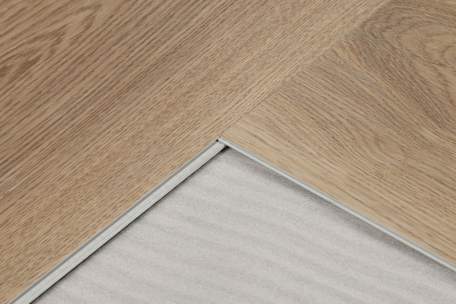 SPC Klick-Vinyl Landhaus Eiche warm Herringbone 15x75x0,65 cm matt mit Trittschalldämmung