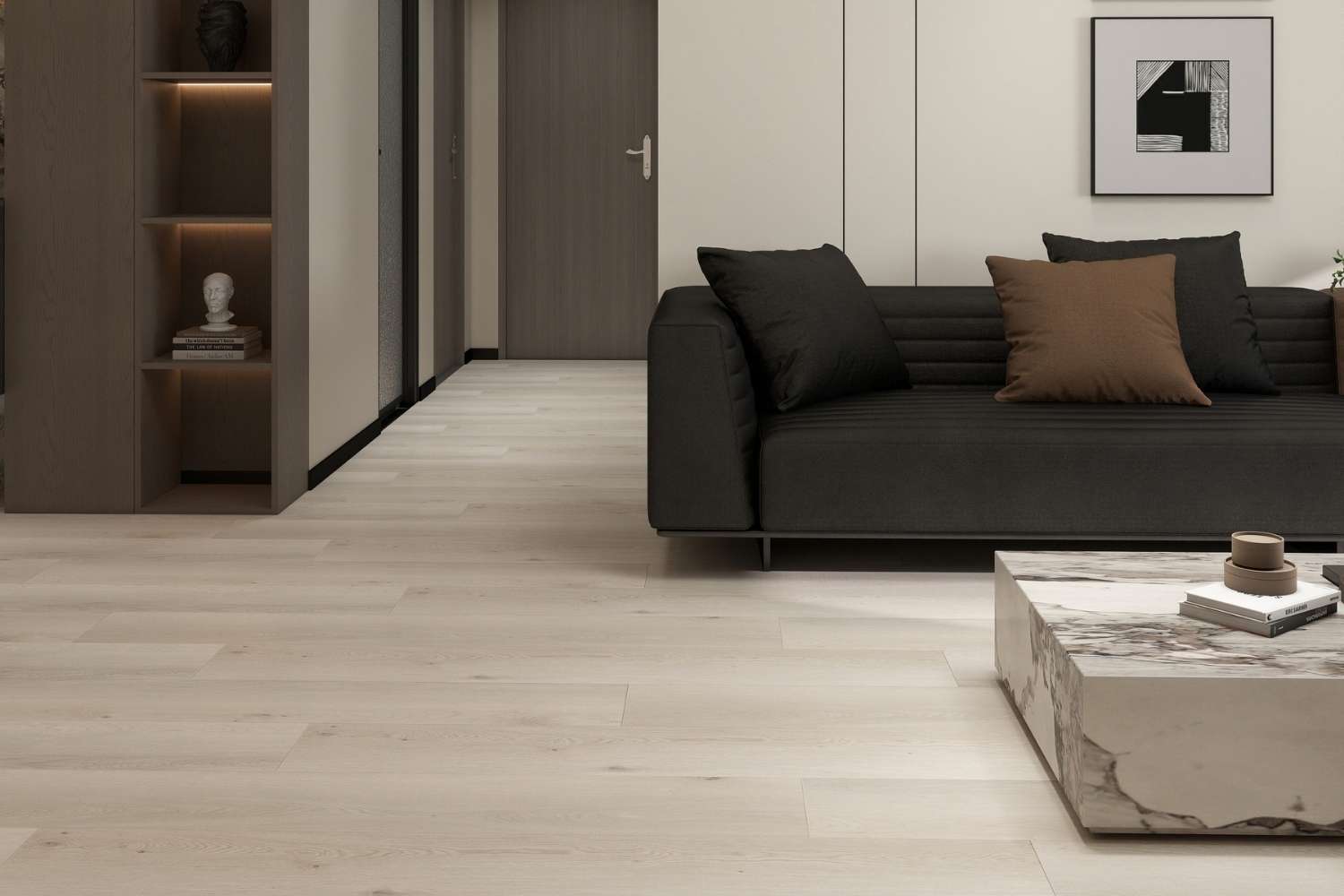 SPC Vinylboden Ana Abeto in heller, beige-grauer Holzoptik mit feiner Maserung und dezenten Astzeichnungen im Wohnzimmer mit dunklem Sofa und Couchtisch in Marmoroptik.