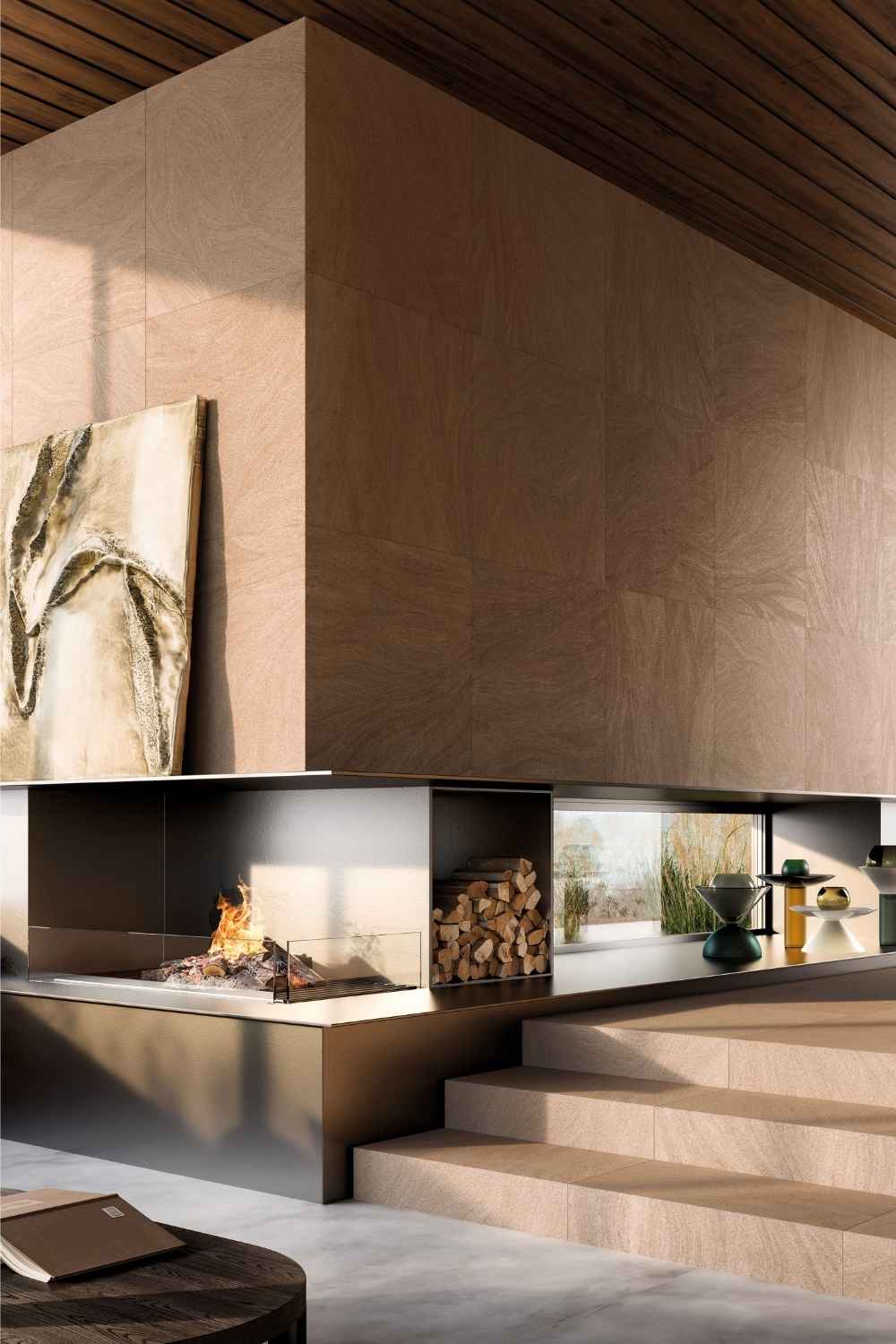 Refin Ink Blush als Wand- und Treppenfliese in warmer Beige-, Rosé- und Taupe-Farbgebung mit feiner textilartiger Steinstruktur, kombiniert mit einem modernen Kamin und Holzdecke