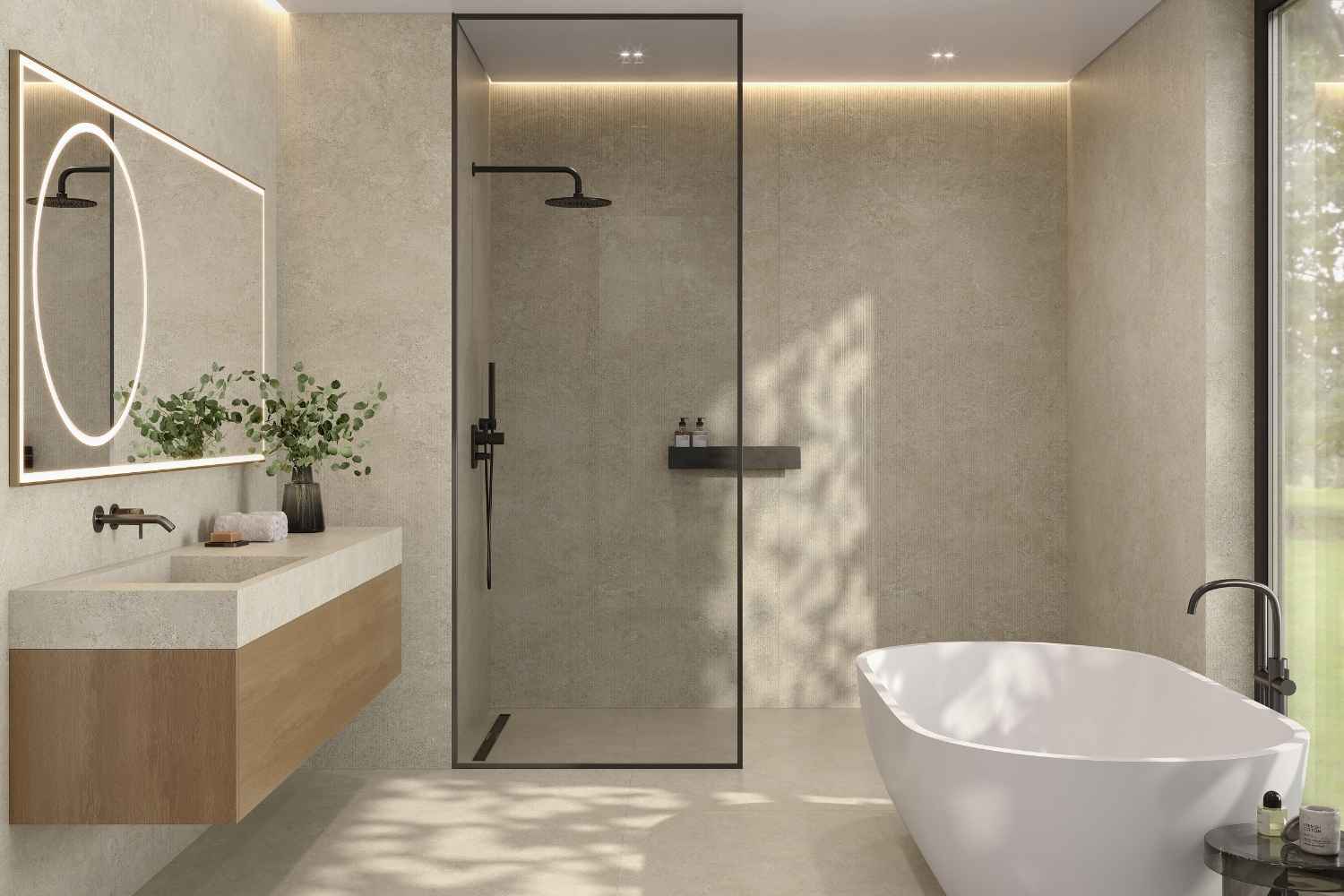 SPC Wandpaneele Limestone Natural in warmer beiger Steinoptik mit feiner Struktur im Badezimmer mit freistehender weißer Badewanne, Glasduschwand und schwebendem Holzwaschtisch.