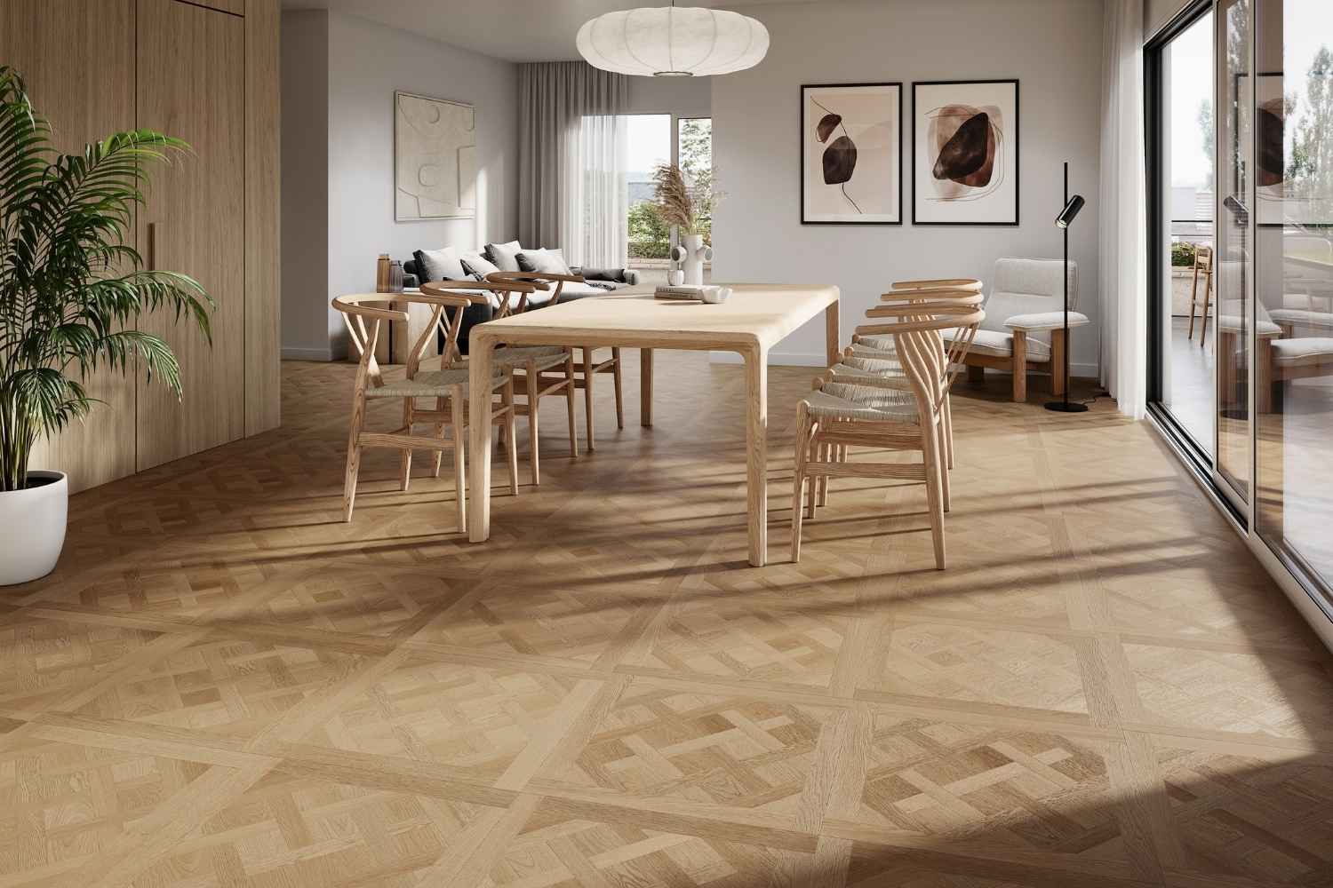 SPC Vinylboden Versailles in goldbeiger Holzoptik mit sichtbarer Maserung und geometrischem Tafelparkettmuster im hellen Esszimmer mit Holztisch, geflochtenen Stuhlsitzen und großer Fensterfront.