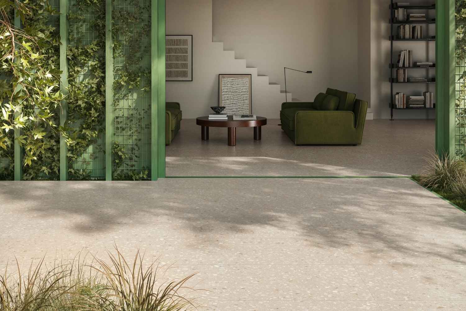 Sant Agostino Glow Sand matt als heller Bodenbelag in dezenter Terrazzo-Optik im modernen Wohnbereich mit fließendem Übergang zur Terrasse und grünen Akzenten