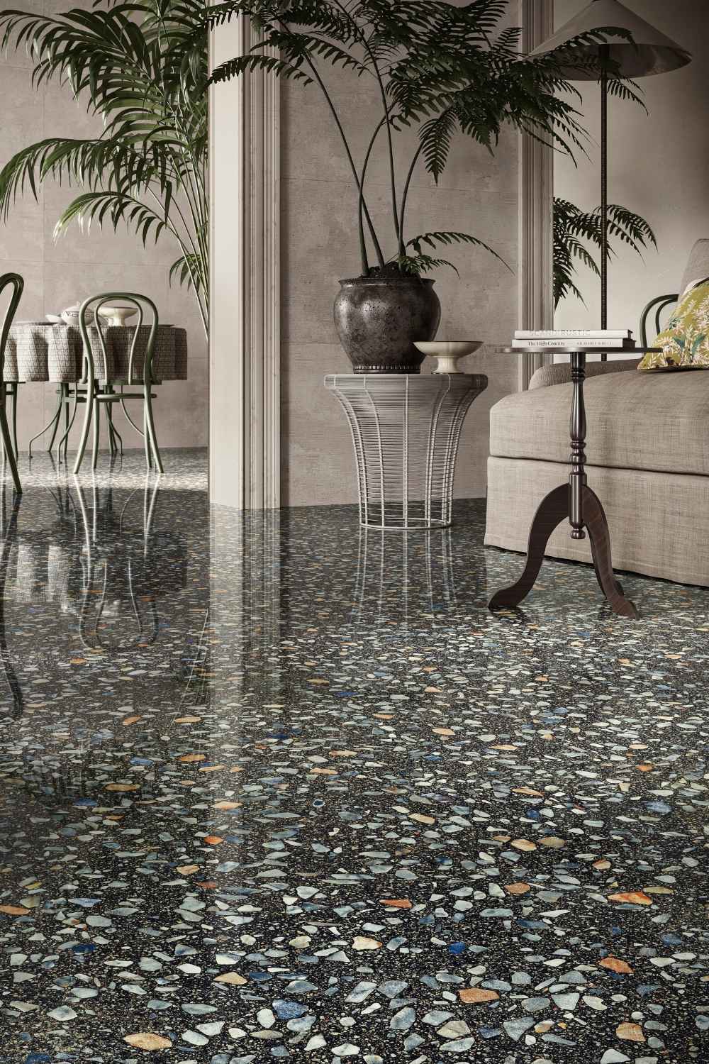 Eleganter Wohnraum mit üppigen Pflanzen, heller Sitzgruppe und Sant Agostino Glow Plus Night in glänzend polierter Terrazzo-Optik mit dunklem Grundton und farbigen Steineinschlüssen