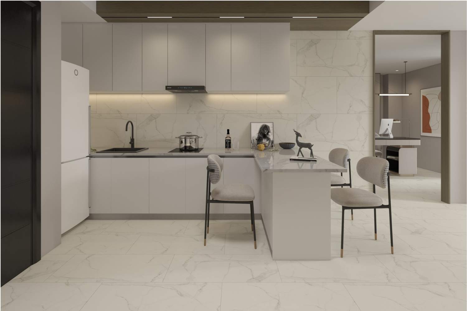 SPC Wandpaneele und Vinylboden Marble Cristal in cremeweißer Marmoroptik mit feinen grauen Adern in einer hellen Küche mit weißen Schränken und angrenzendem Essplatz.