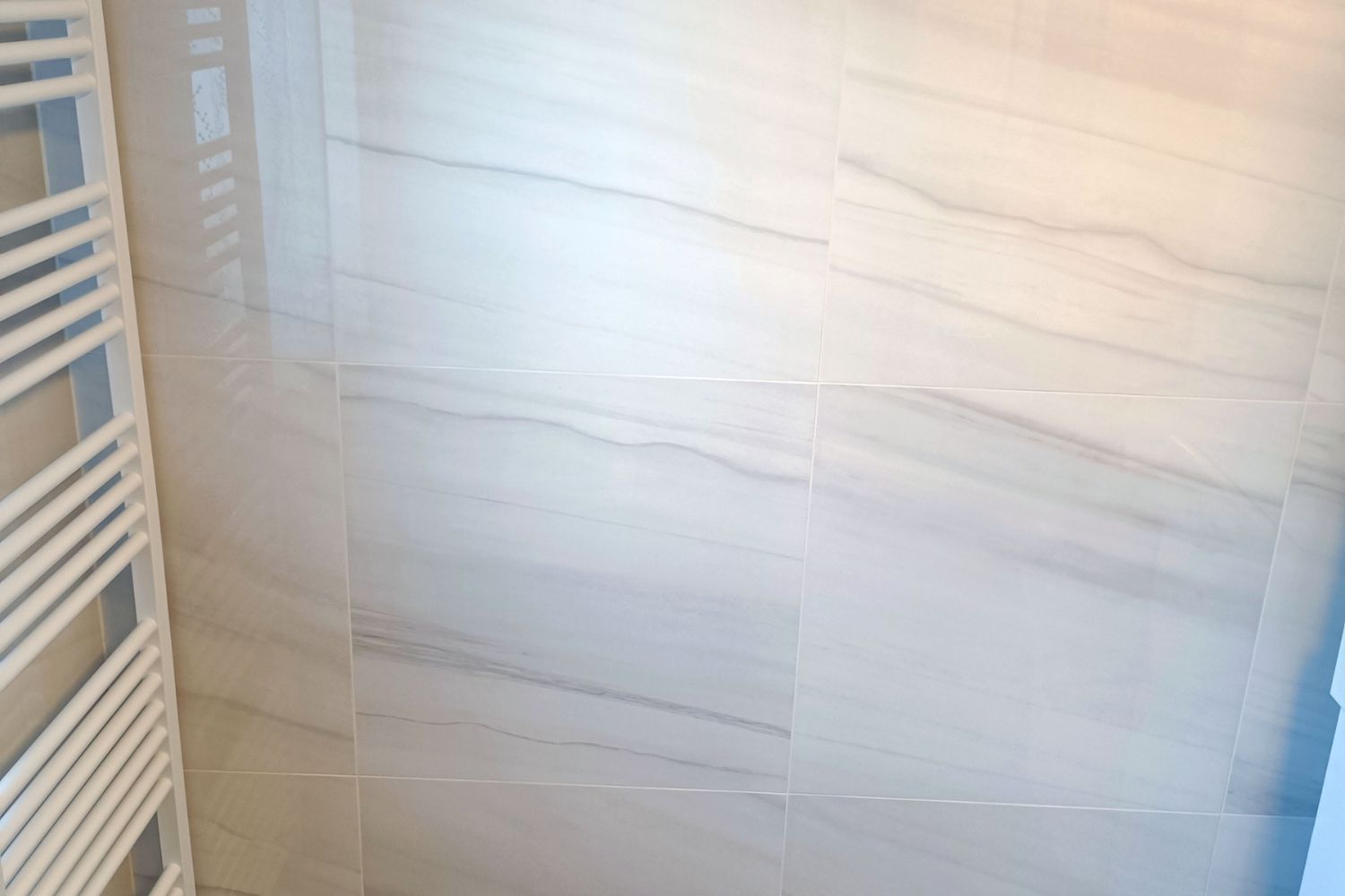 Fliese Marmoroptik weiß marmoriert glänzend rektifiziert Lasa blanco