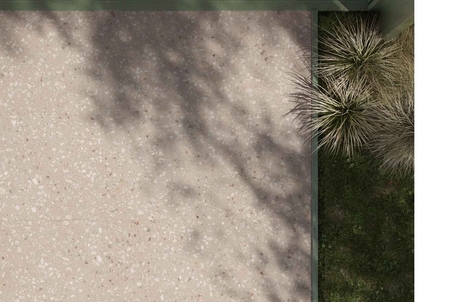 Sant Agostino Glow Sand matt als helle Outdoor-Bodenfliese in dezenter Terrazzo-Optik, kombiniert mit Grünpflanzen und natürlichem Schattenwurf