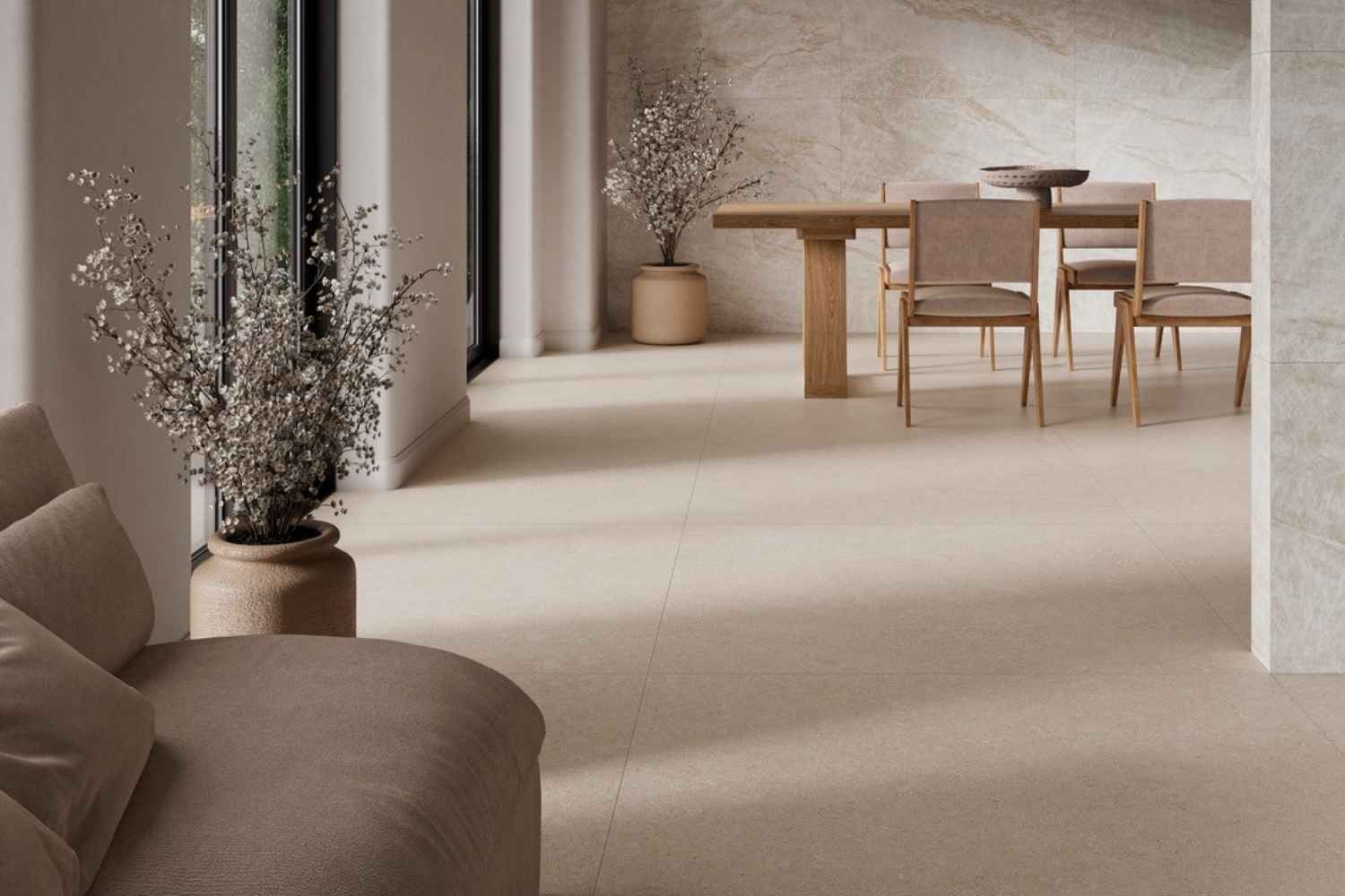 Kora Cream matt in warmer Beige Steinoptik im modernen Wohn- und Essbereich