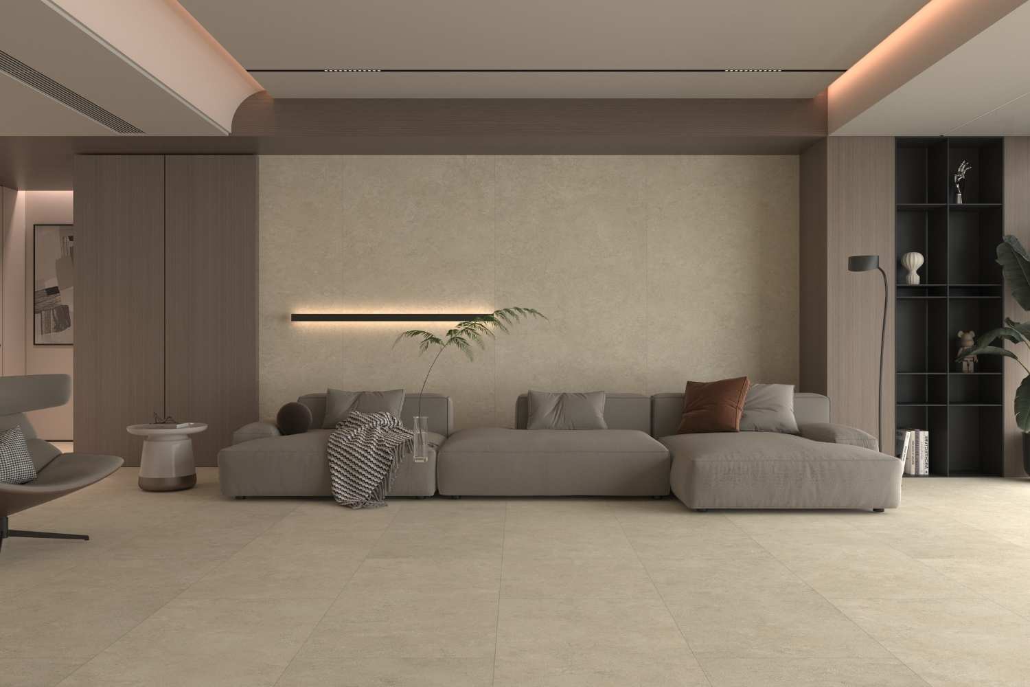 SPC Wandpaneele Limestone Natural in warmer beiger Steinoptik mit dezenter Struktur hinter einem grauen Sofa, mit horizontaler Wandleuchte und seitlichen Holzelementen.