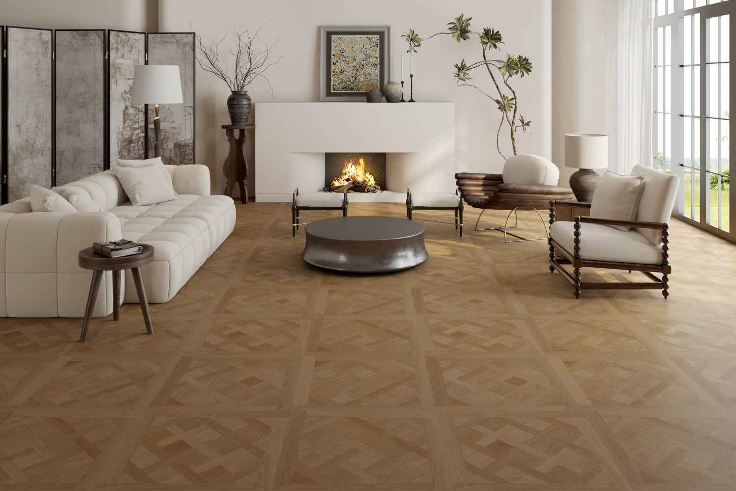 SPC Vinylboden Versailles in warmer honigbrauner Holzoptik mit sichtbarer Maserung und geometrischem Tafelparkettmuster im hellen Wohnzimmer mit weißem Sofa, gepolsterten Holzsesseln und offenem Kamin.