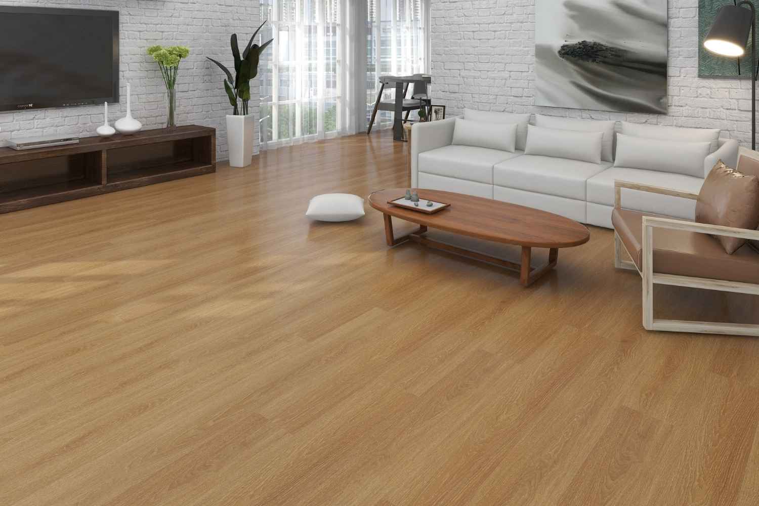 SPC Vinylboden Amazonas Roble in goldbrauner Eichenoptik mit sichtbarer Holzmaserung im Wohnzimmer mit weißem Sofa, Holzcouchtisch und weißen Ziegelwänden.