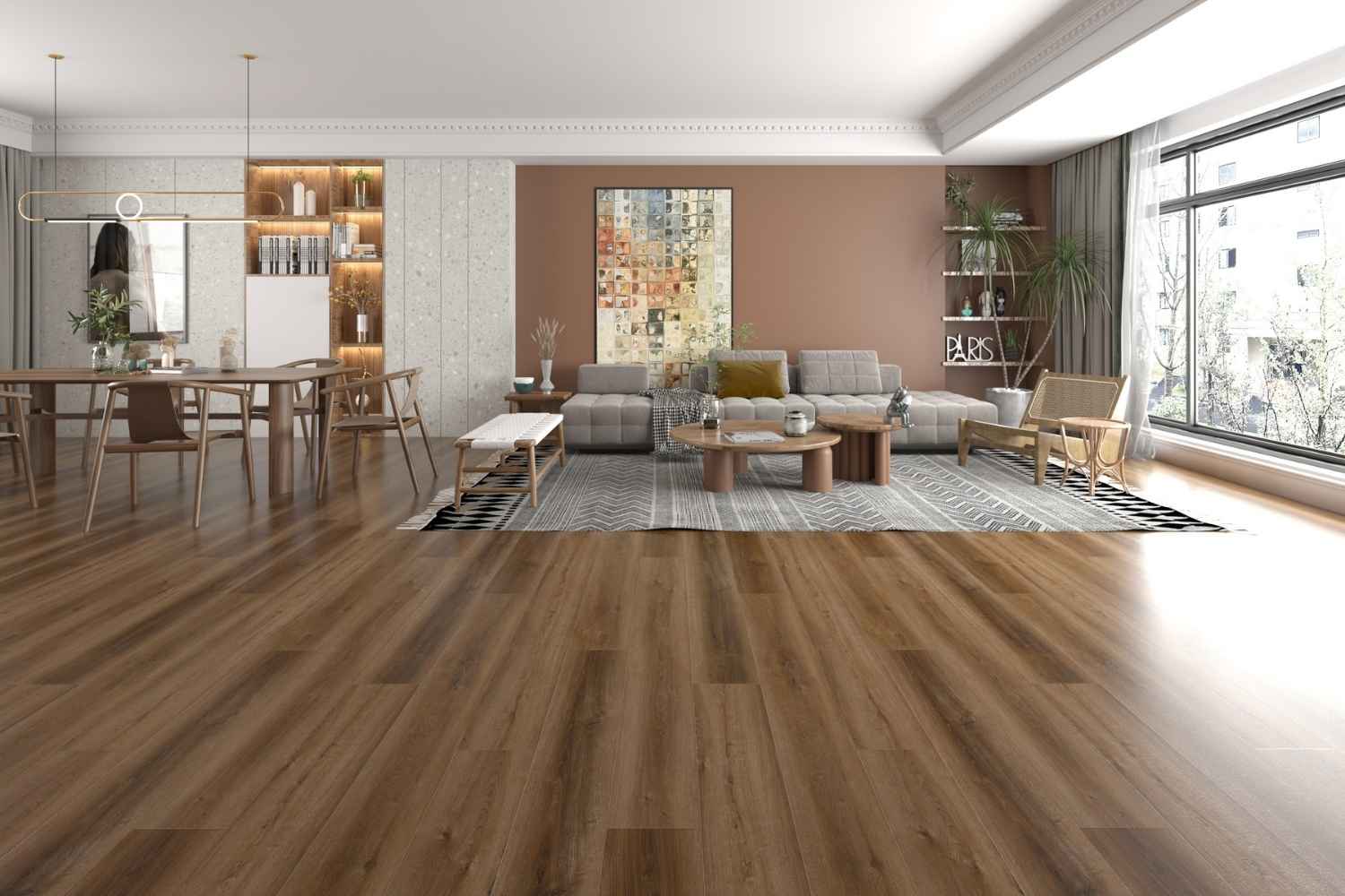 SPC Vinylboden Arancio Brown in warmer brauner Holzoptik mit lebhafter Maserung im großzügigen Wohn- und Essbereich mit grauem Sofa, gemustertem Teppich und großen Fenstern.