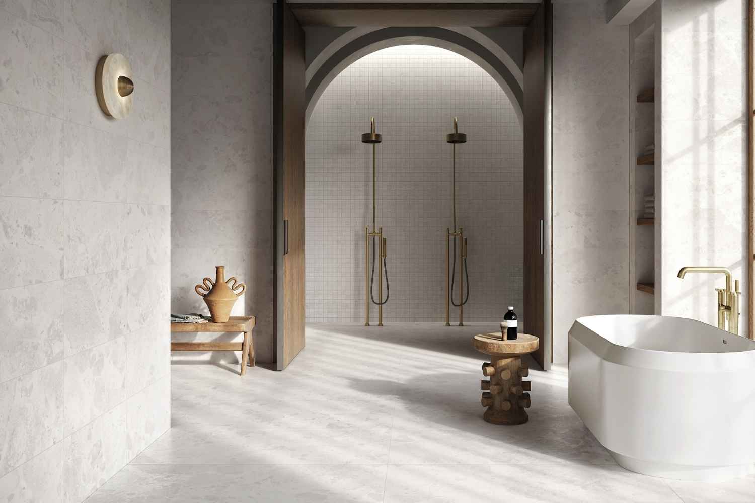 Refin Moon Shine als Boden- und Wandfliese in hellem Weiß und Grau mit sanfter mineralischer Struktur und moderner Stein- und Terrazzooptik, verlegt in einem eleganten Badezimmer mit freistehender Badewanne